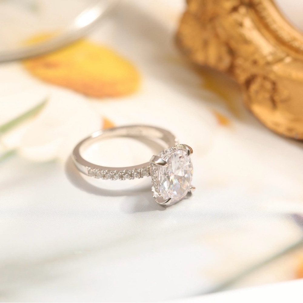 Luxury Oval Engagement Ring – 3CT Cubic Zirconia in Sterling Silver .925 - Picture 4 of 6
